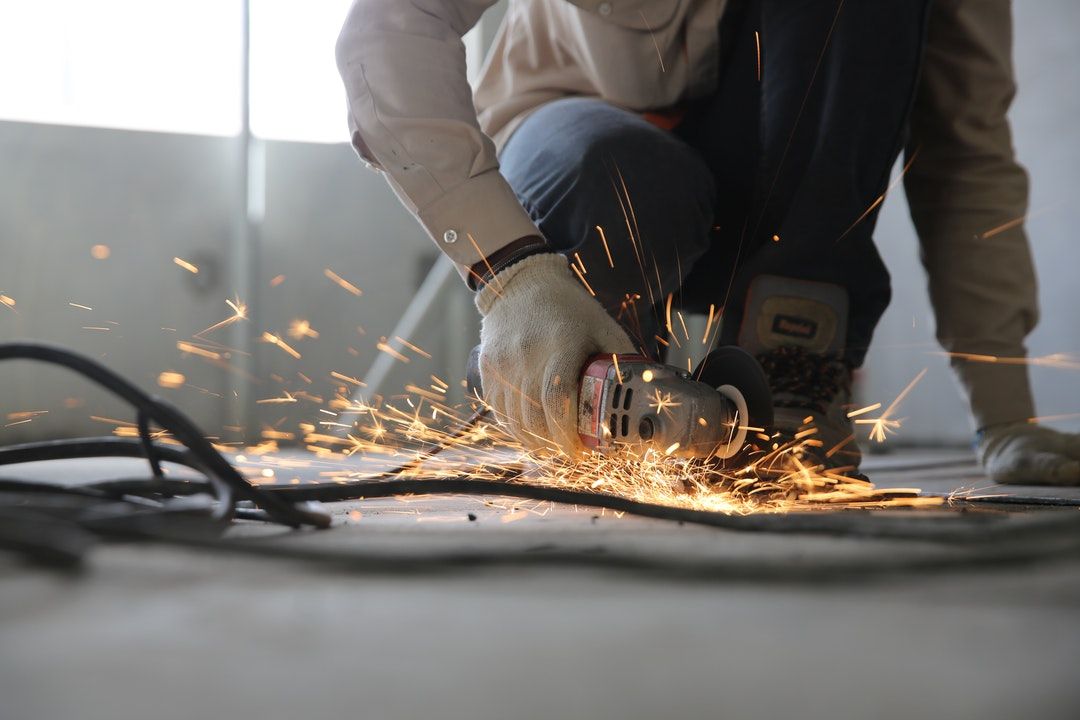 Persona trabajando tras aceptar una oferta del SEPE