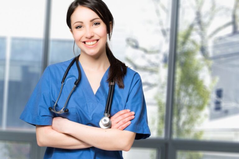 ¿Qué tiene más salida laboral: auxiliar de enfermería o farmacia?