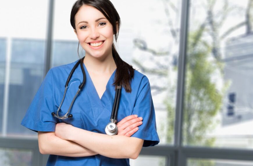 ¿Qué tiene más salida laboral: auxiliar de enfermería o de farmacia?